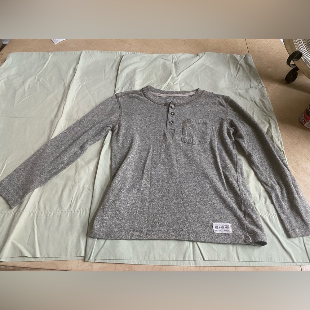 Preowned boys gap long sleeve t-shirt